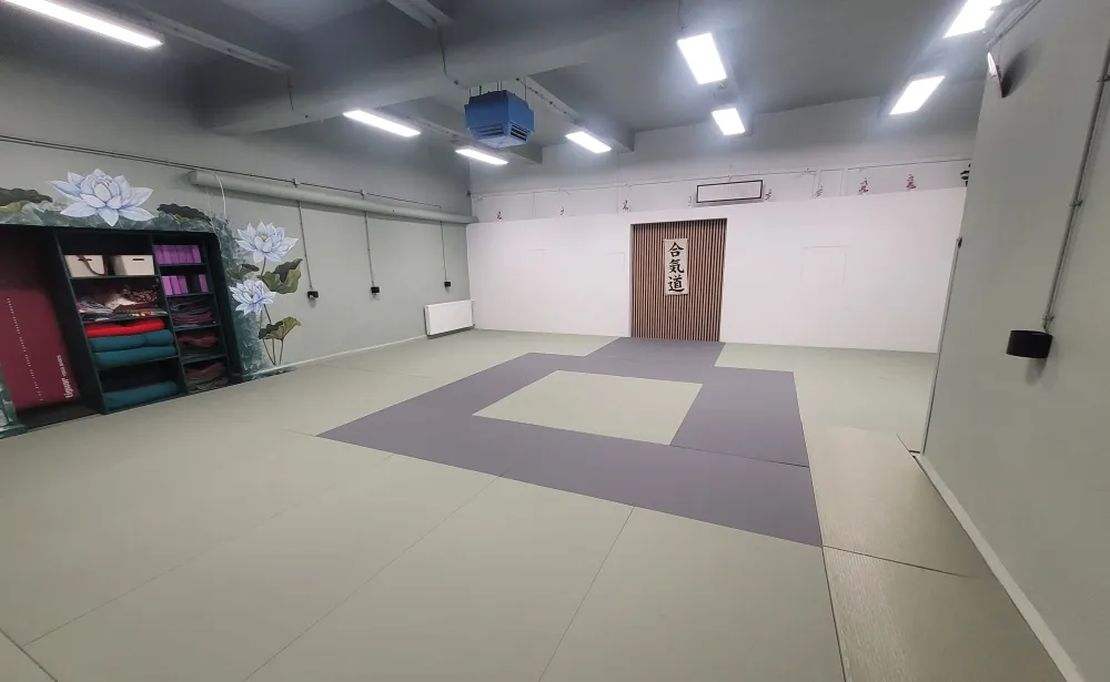 Sala treningowa ONSHIN — tatami i kaligrafia 合気道 na ścianie