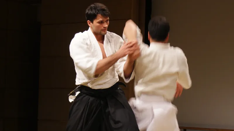 Trening Aikido — rzut z partnerem na macie