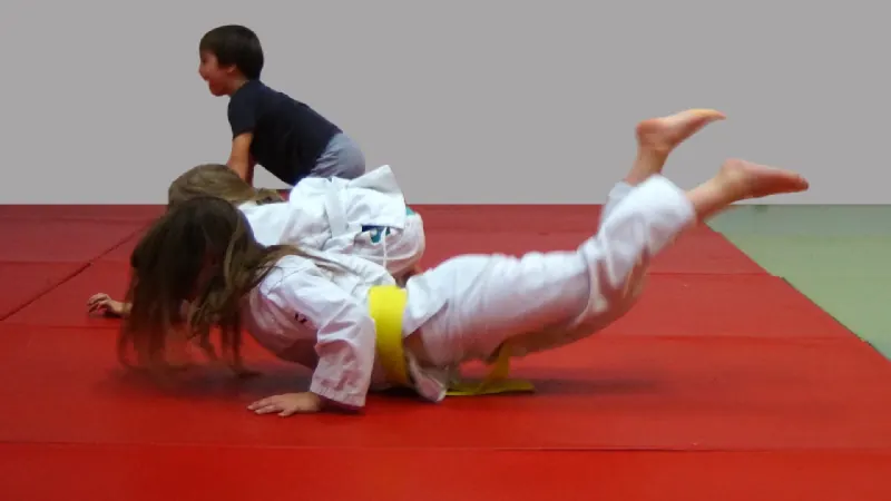 Dzieci ćwiczące Aikido na macie