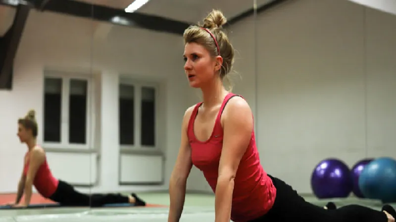 Ćwiczenia Pilates na macie w sali ONSHIN