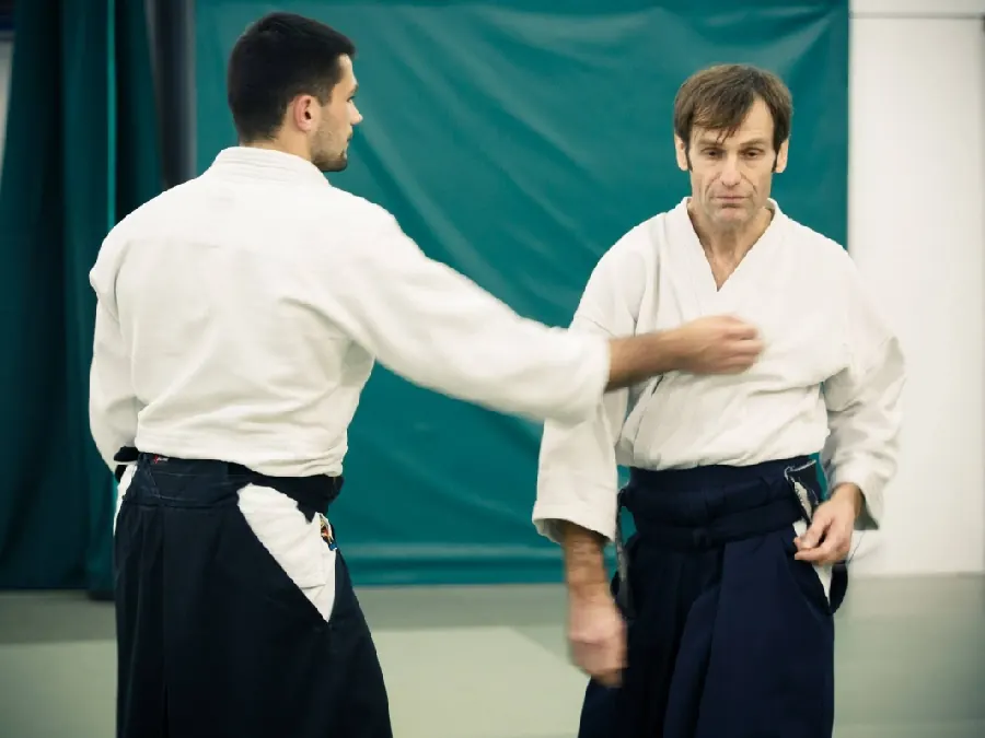 Ćwiczenie ataku i dystansu w parze na treningu Aikido