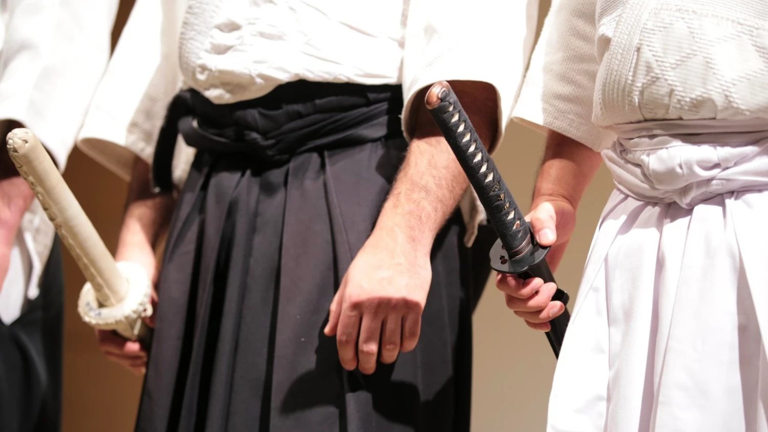 Trening Kenjutsu — dłonie na rękojeściach bokutō